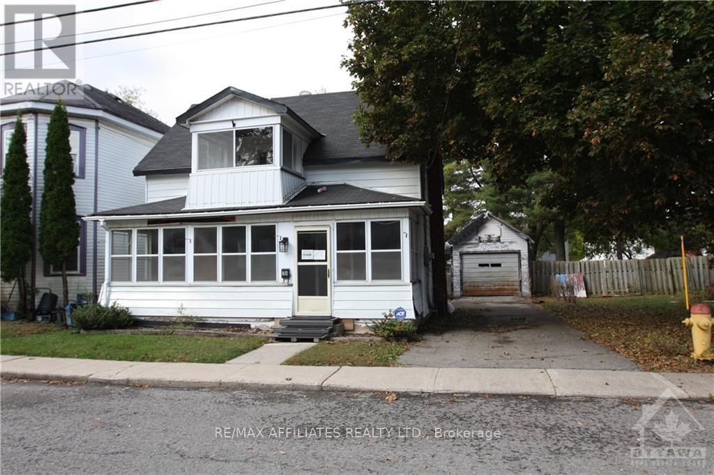 24 MONTAGUE STREET, Smiths Falls, Ontario