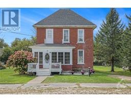 15 CARLETON STREET, Newboro, Ontario