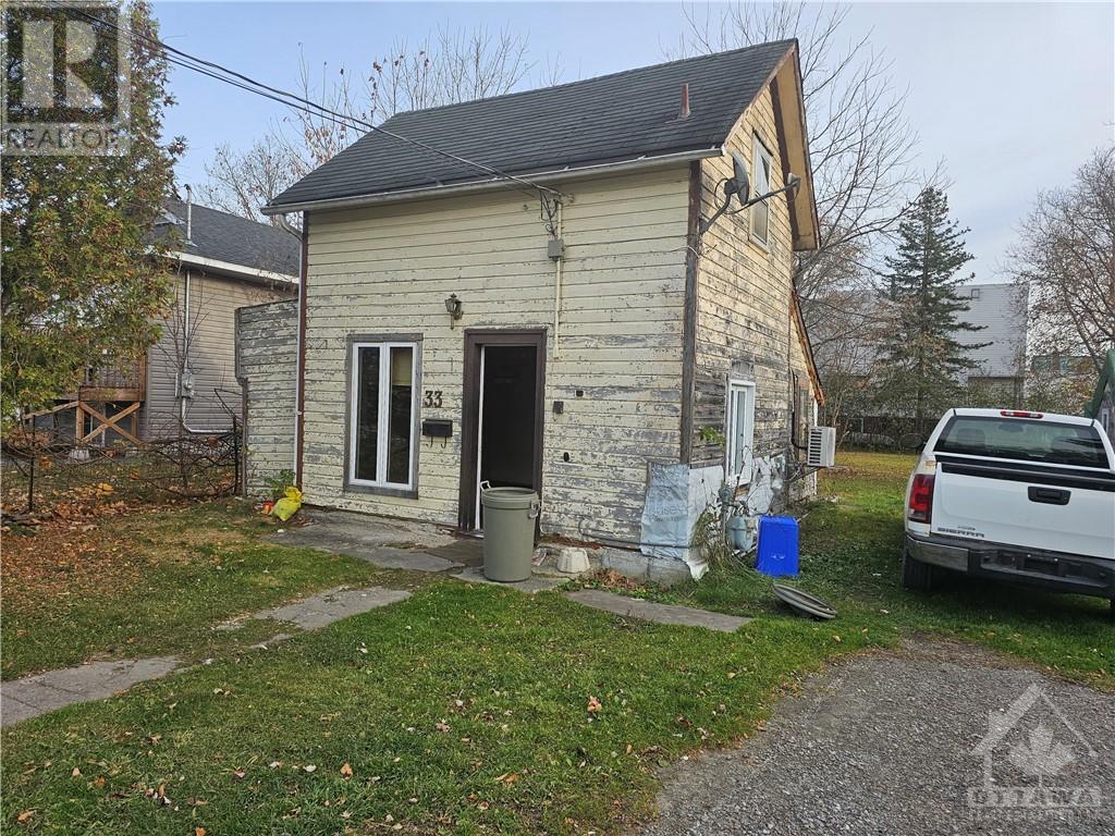 33 LORNE STREET, Smiths Falls, Ontario