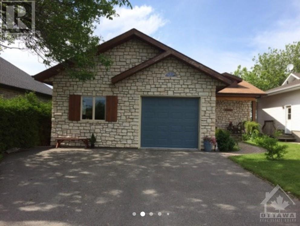 2552 WOODS STREET, Rockland, Ontario