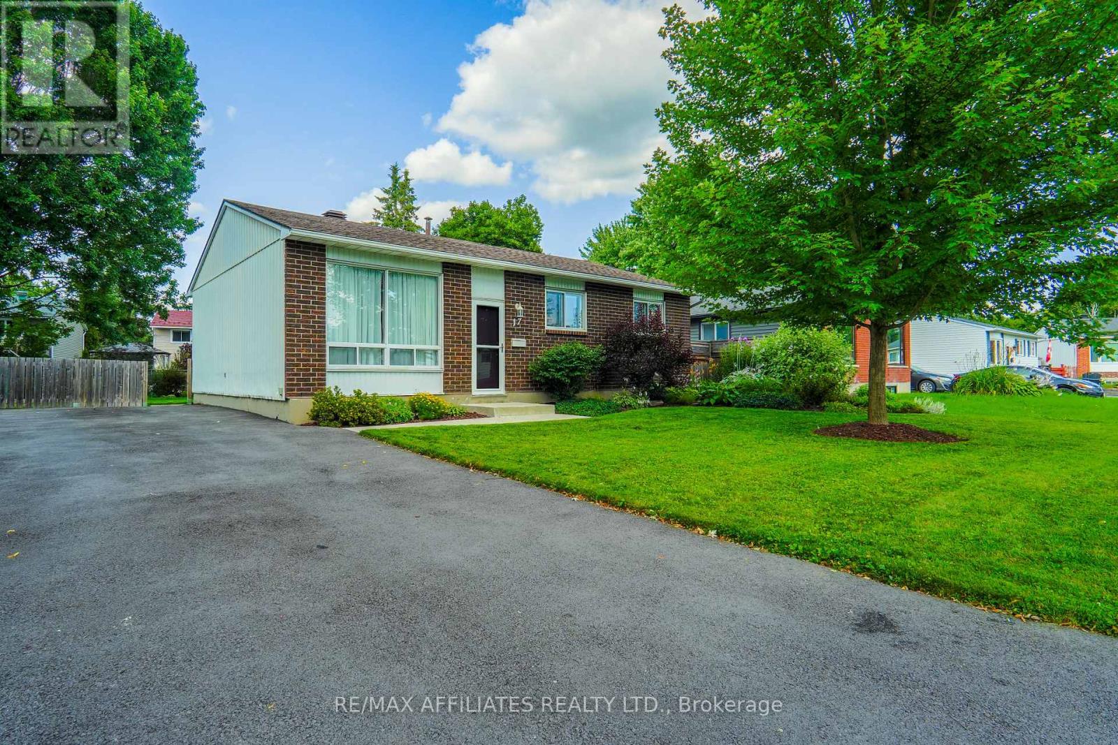 17 UXBRIDGE CRESCENT, Ottawa, Ontario