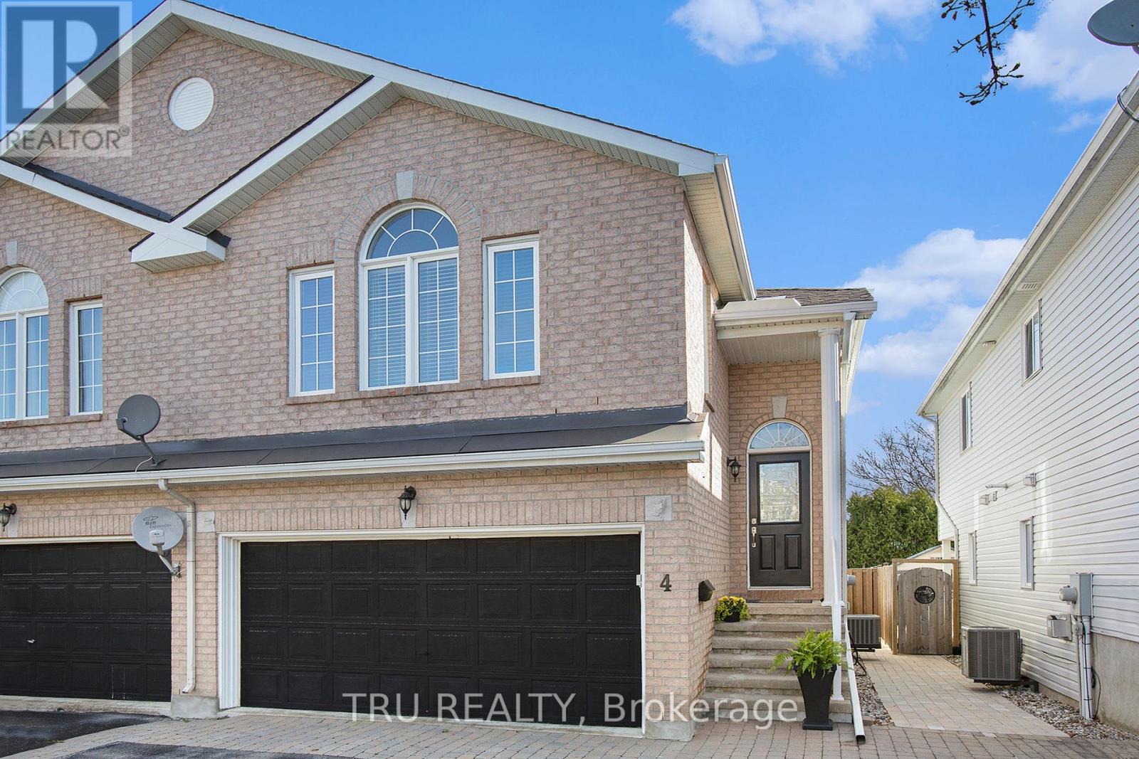4 CASTLE GLEN CRESCENT, Ottawa, Ontario