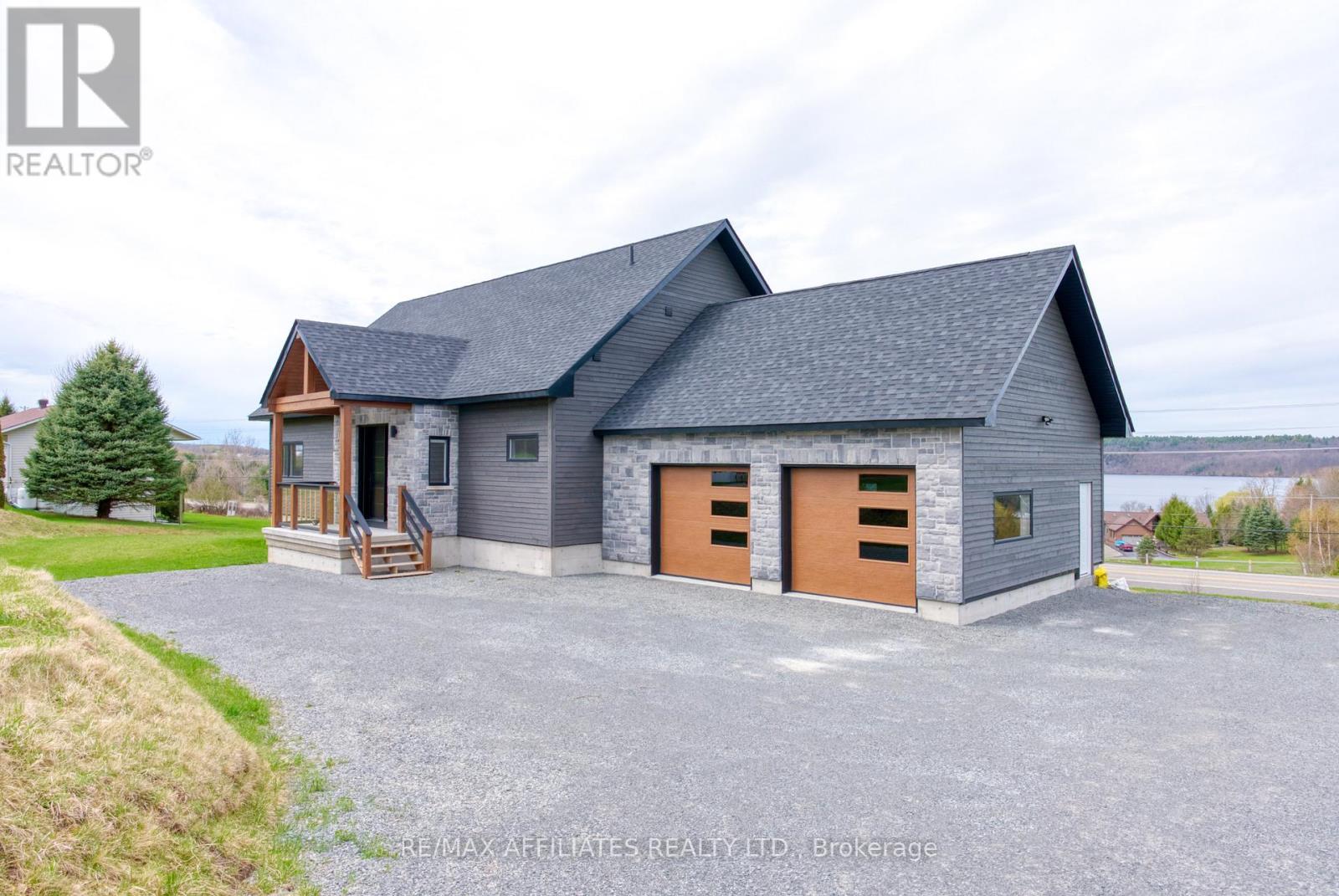 48 TROTTERS LANE, Rideau Lakes, Ontario