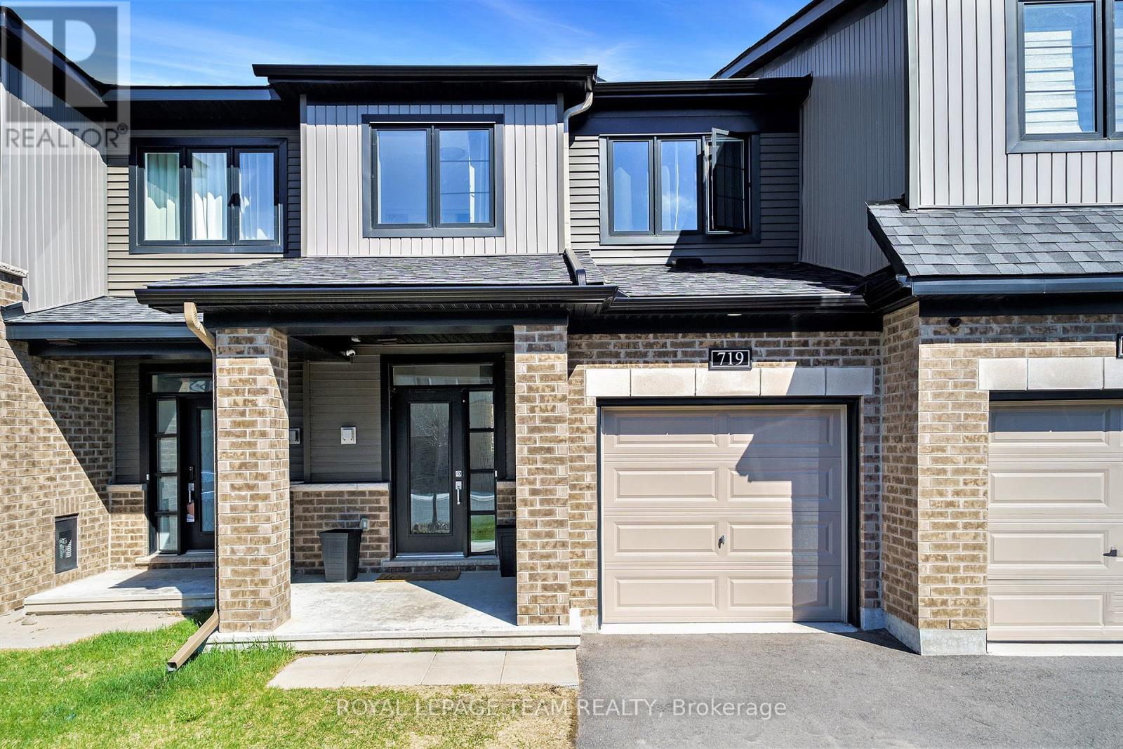 719 DONERAILE WALK, Ottawa, Ontario
