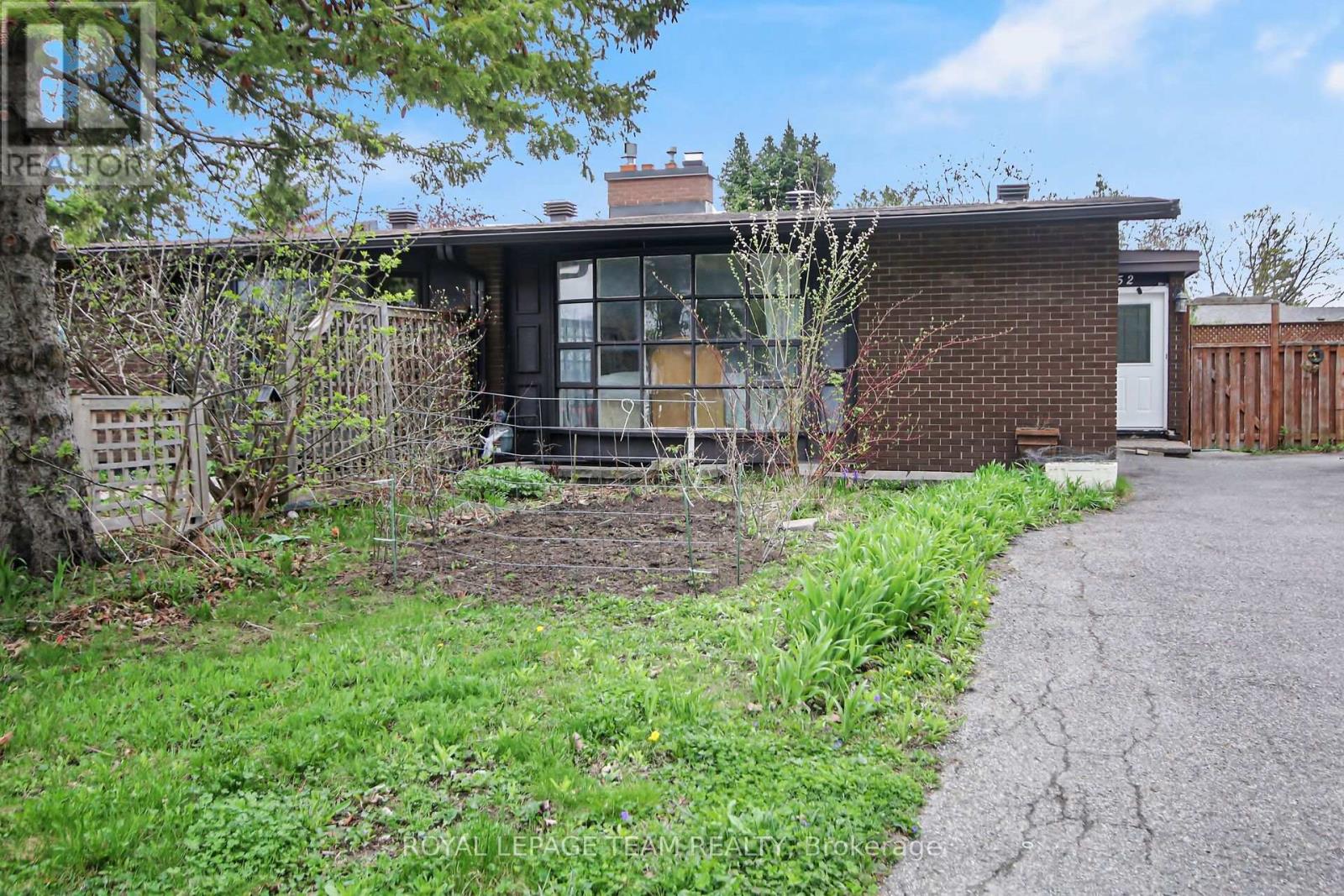 52 BOWHILL AVENUE, Ottawa, Ontario