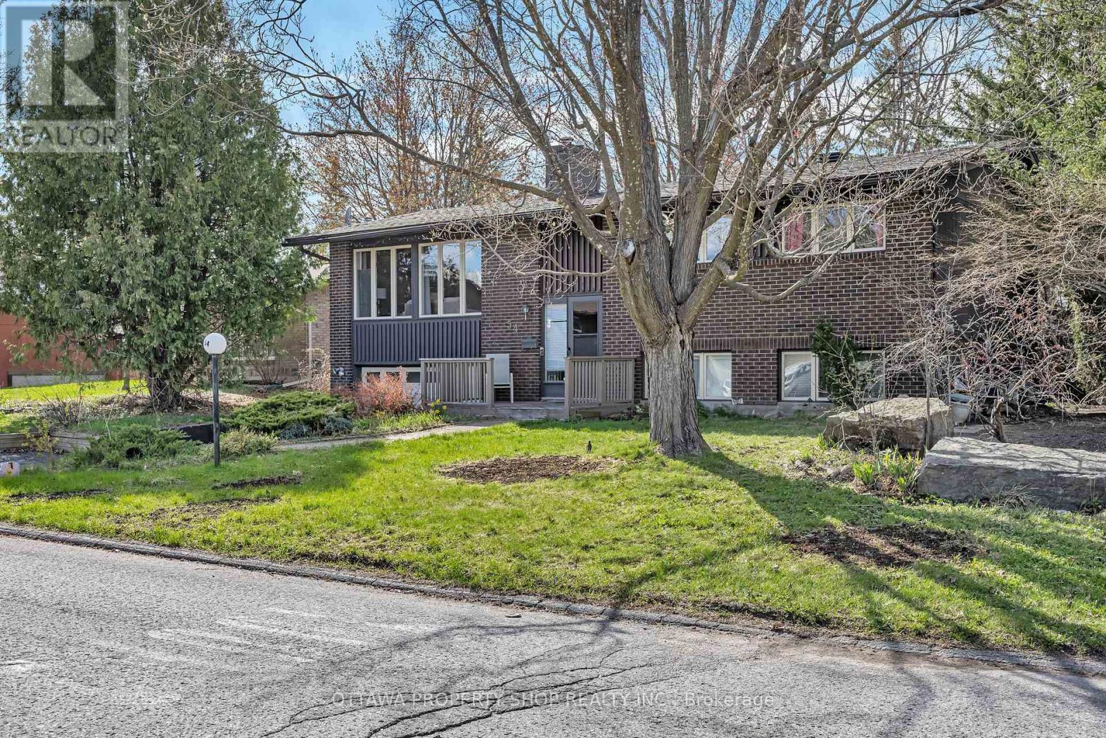 54 CHIMO DRIVE, Ottawa, Ontario