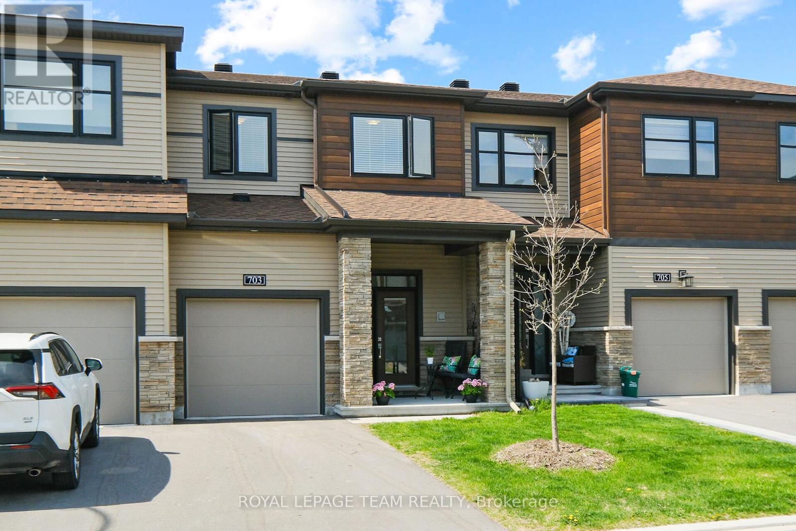 703 DONERAILE WALK, Ottawa, Ontario