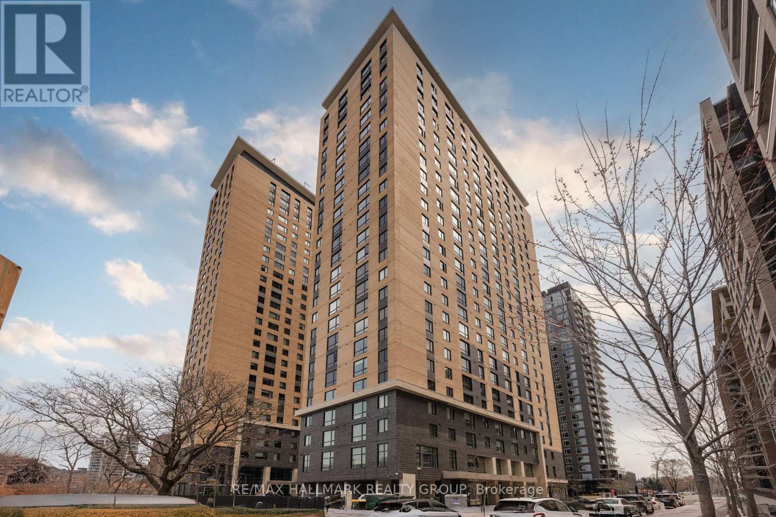 2010 - 105 CHAMPAGNE AVENUE S, Ottawa, Ontario