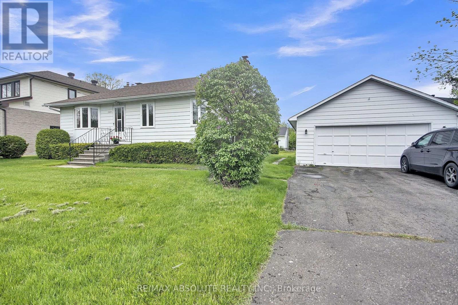 1929 QUEENSDALE AVENUE, Ottawa, Ontario