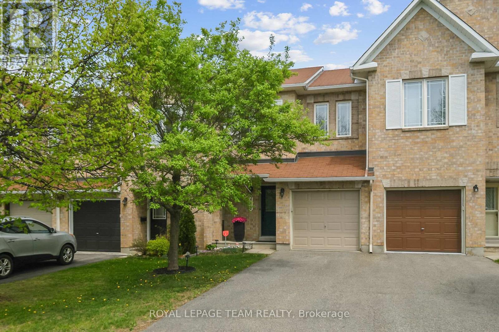 2072 DUNOLLIE CRESCENT, Ottawa, Ontario