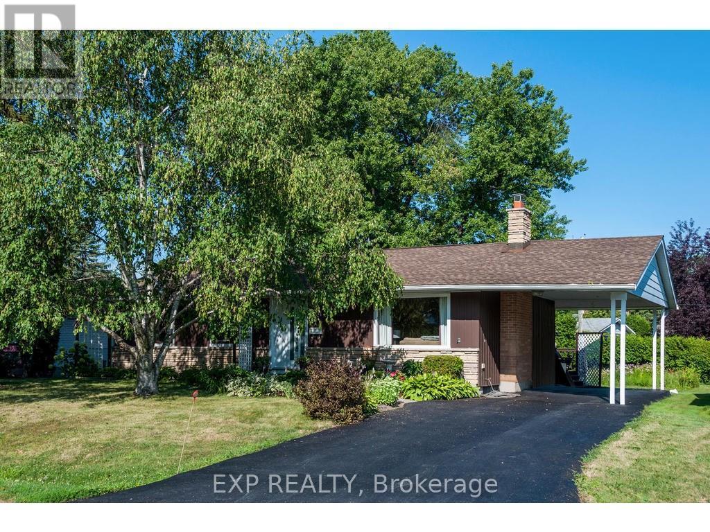 11 HILLVIEW ROAD, Ottawa, Ontario