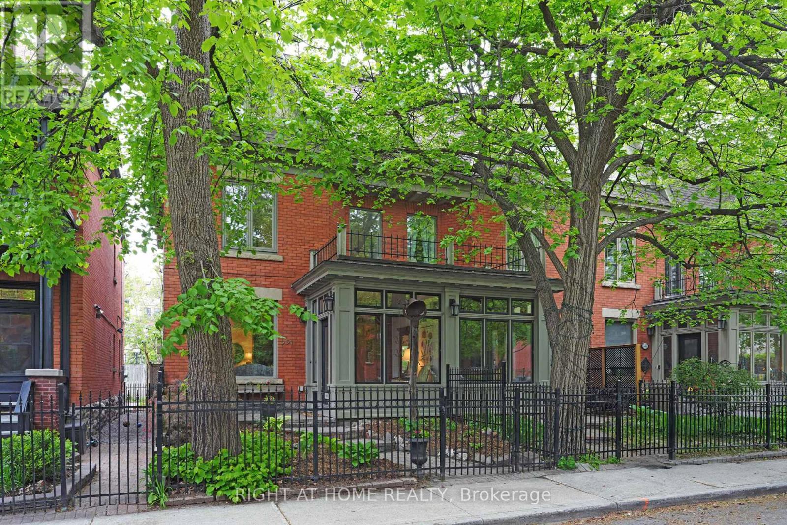 531 BESSERER STREET, Ottawa, Ontario