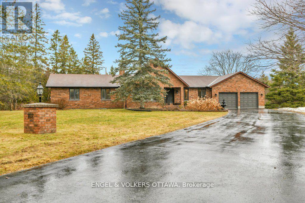 102 DELANEY DRIVE, Ottawa, Ontario