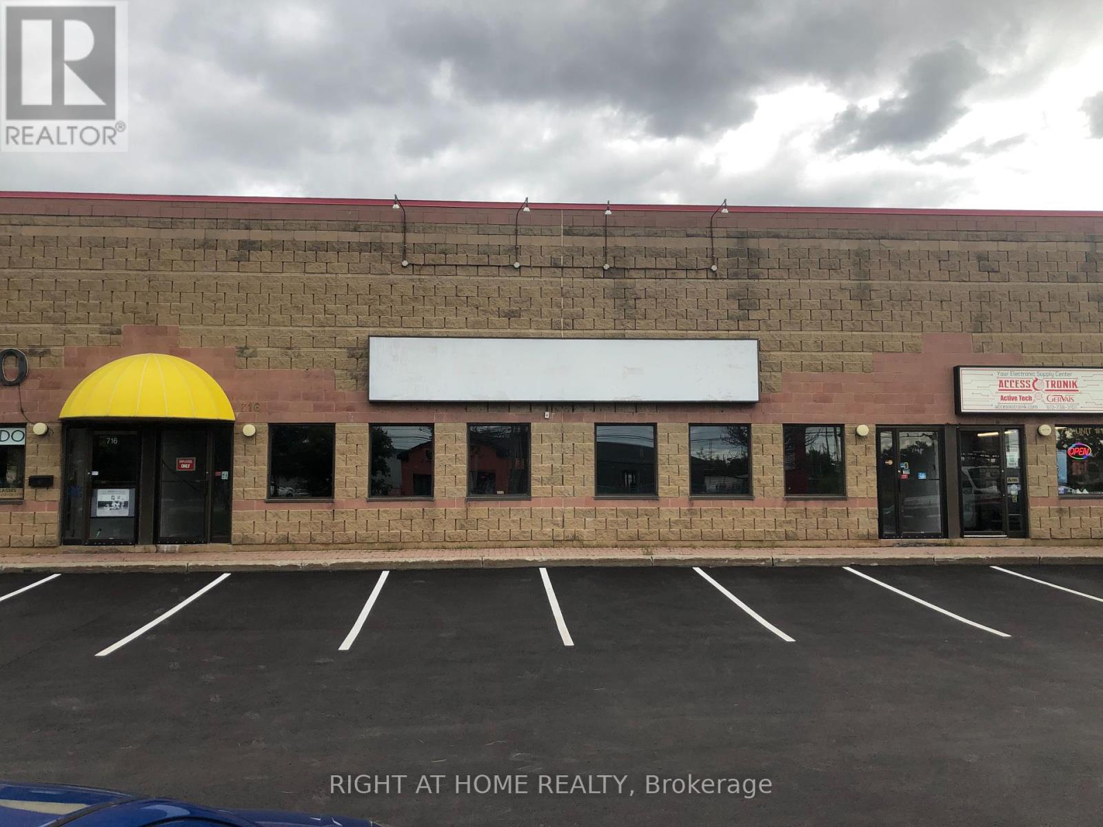 716 INDUSTRIAL AVENUE, Ottawa, Ontario