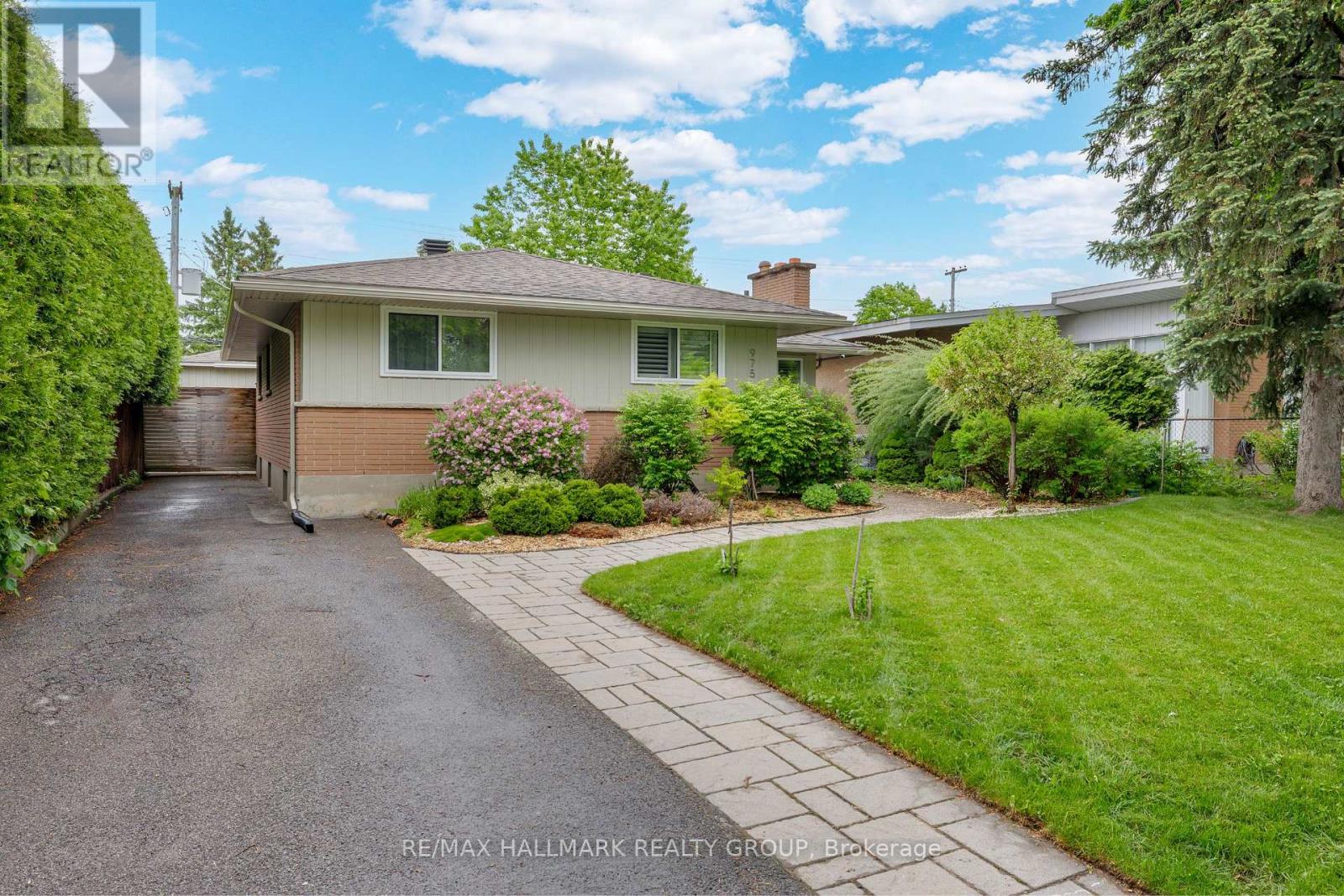 975 SHAMIR AVENUE, Ottawa, Ontario