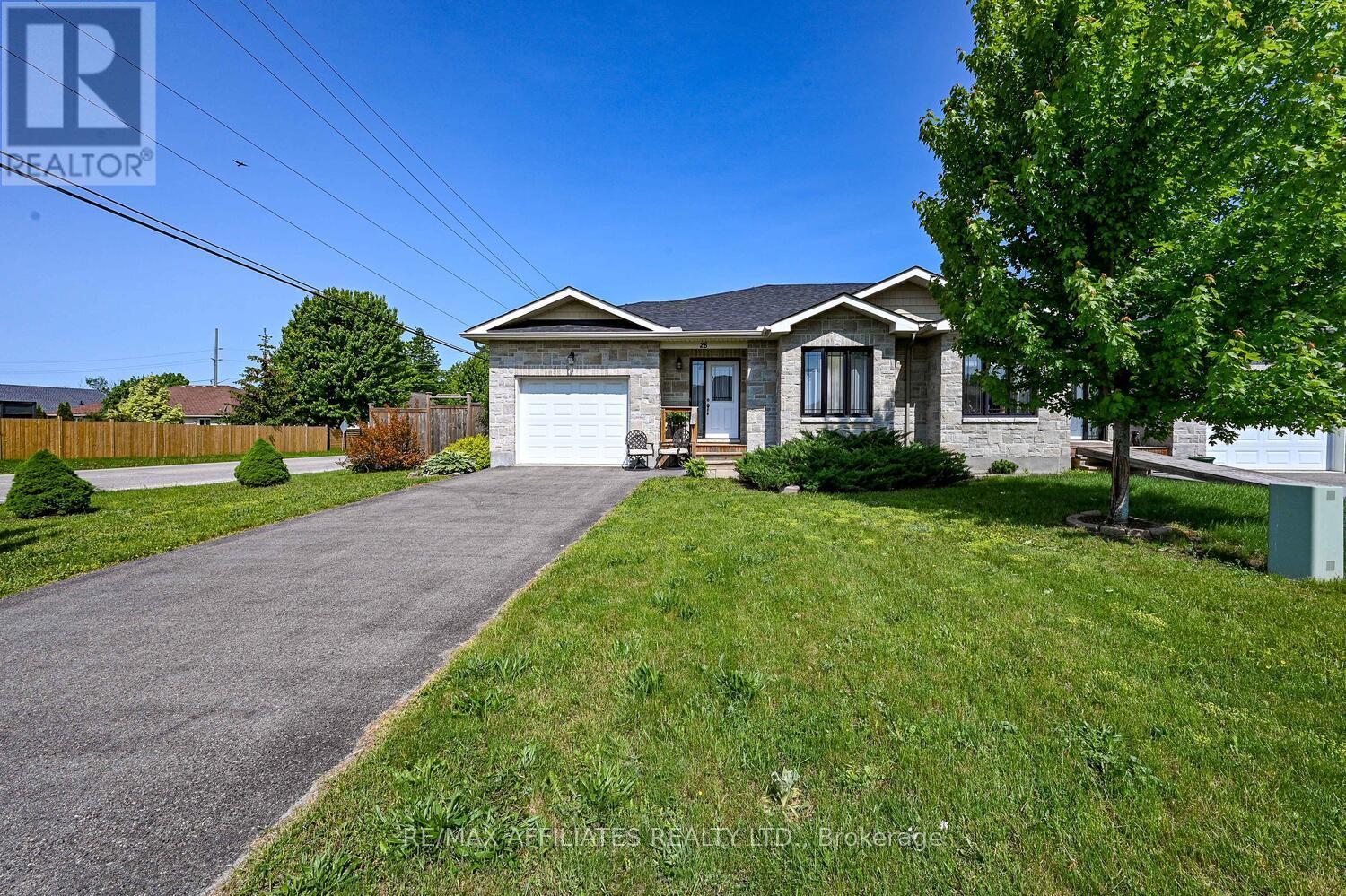 28 LEE AVENUE, Smiths Falls, Ontario