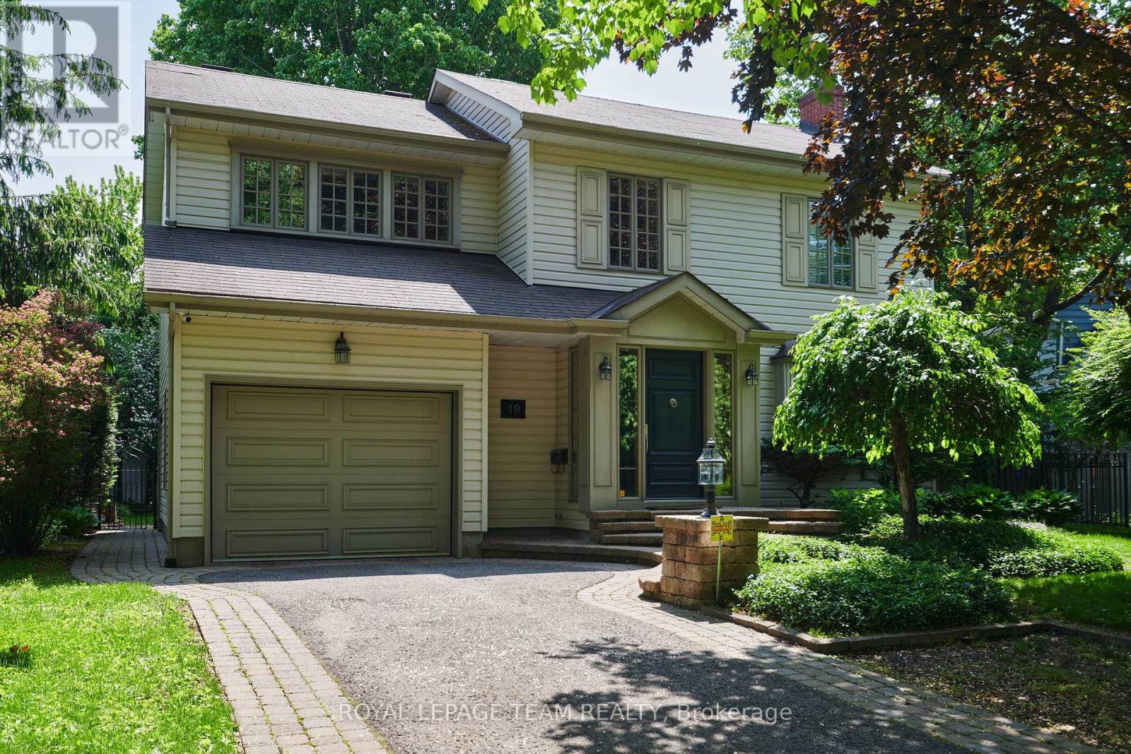 19 FARNHAM CRESCENT, Ottawa, Ontario