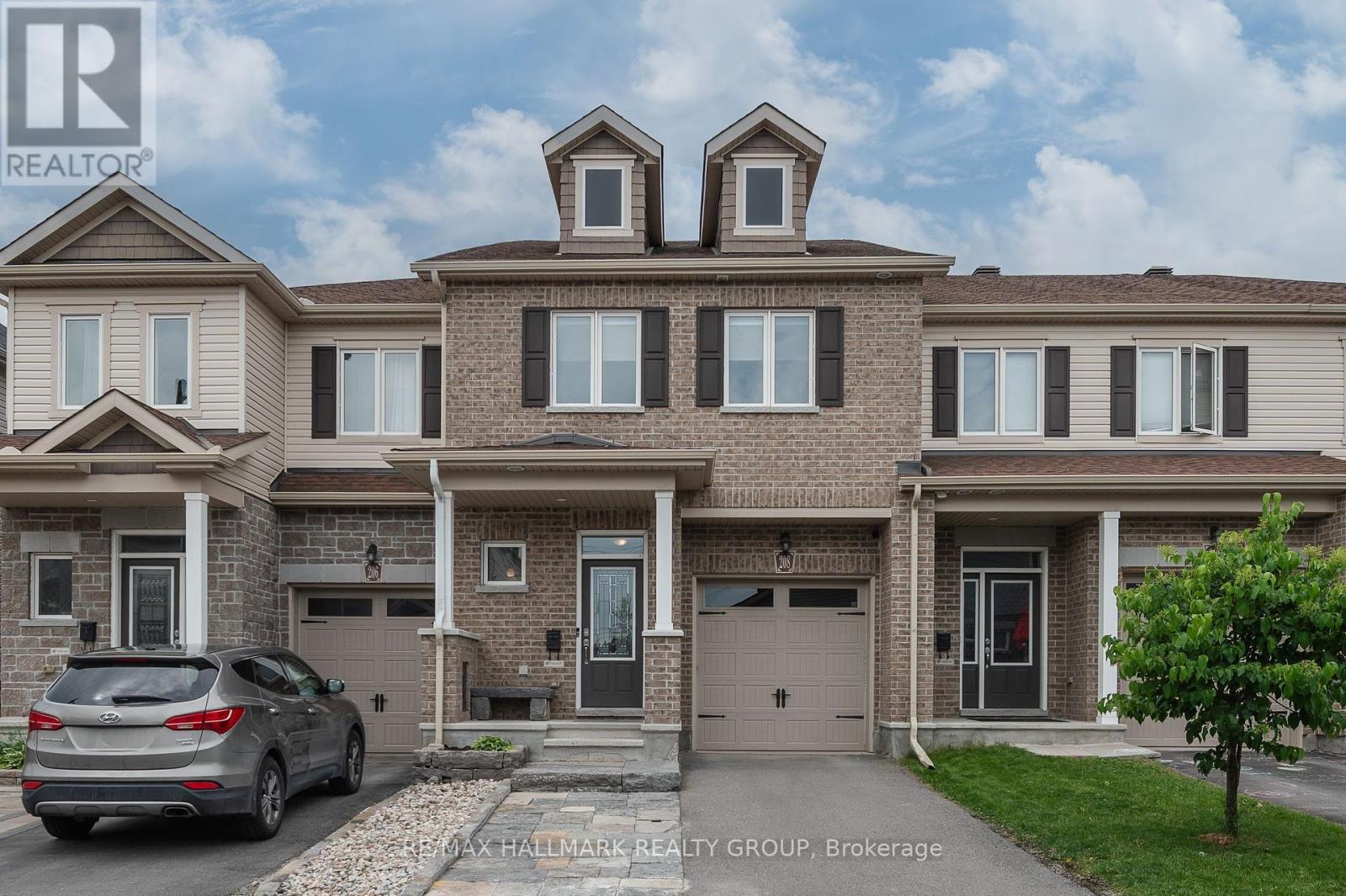208 SITTELLE PRIVATE, Ottawa, Ontario