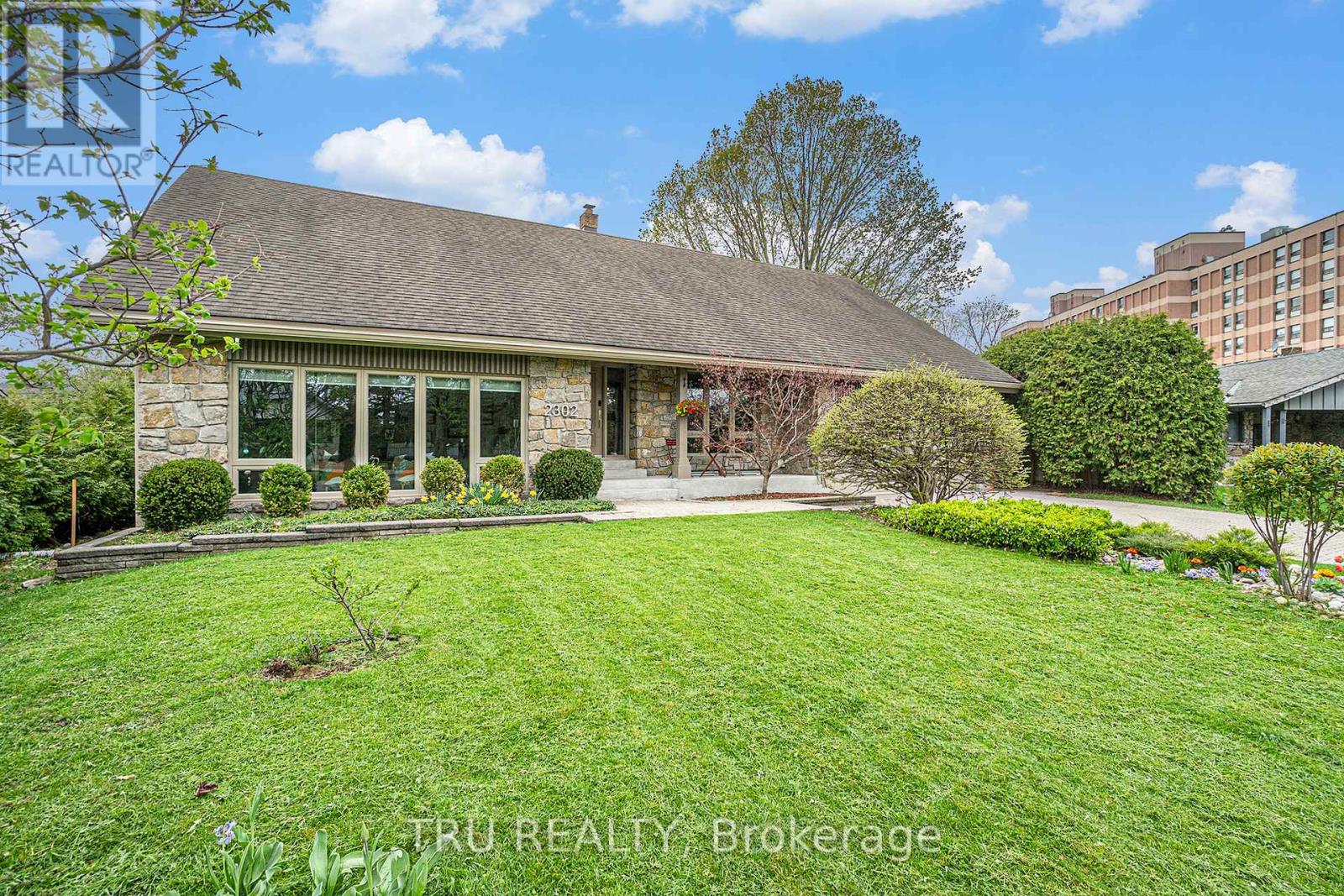 2302 FOX CRESCENT, Ottawa, Ontario
