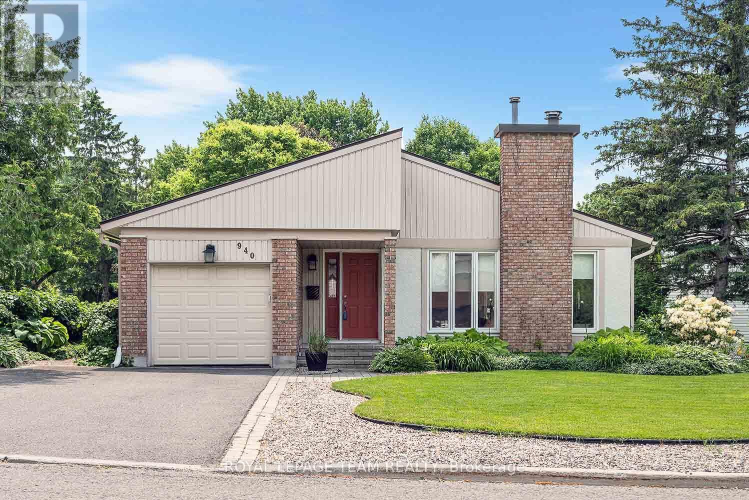 940 BEAUCLAIRE DRIVE, Ottawa, Ontario