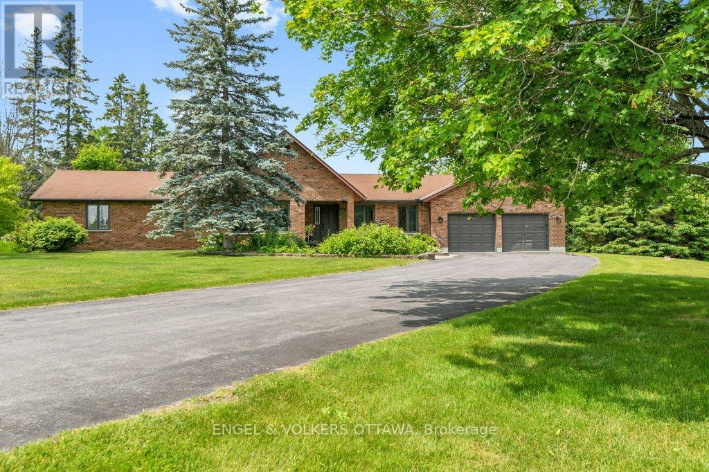 102 DELANEY DRIVE, Ottawa, Ontario