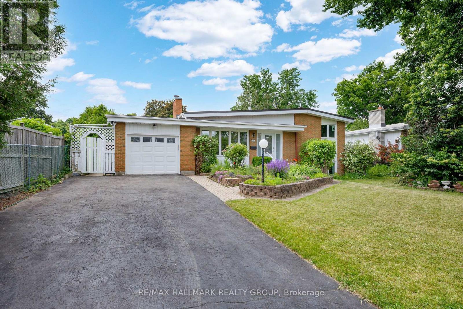 4 ROBERTA CRESCENT, Ottawa, Ontario