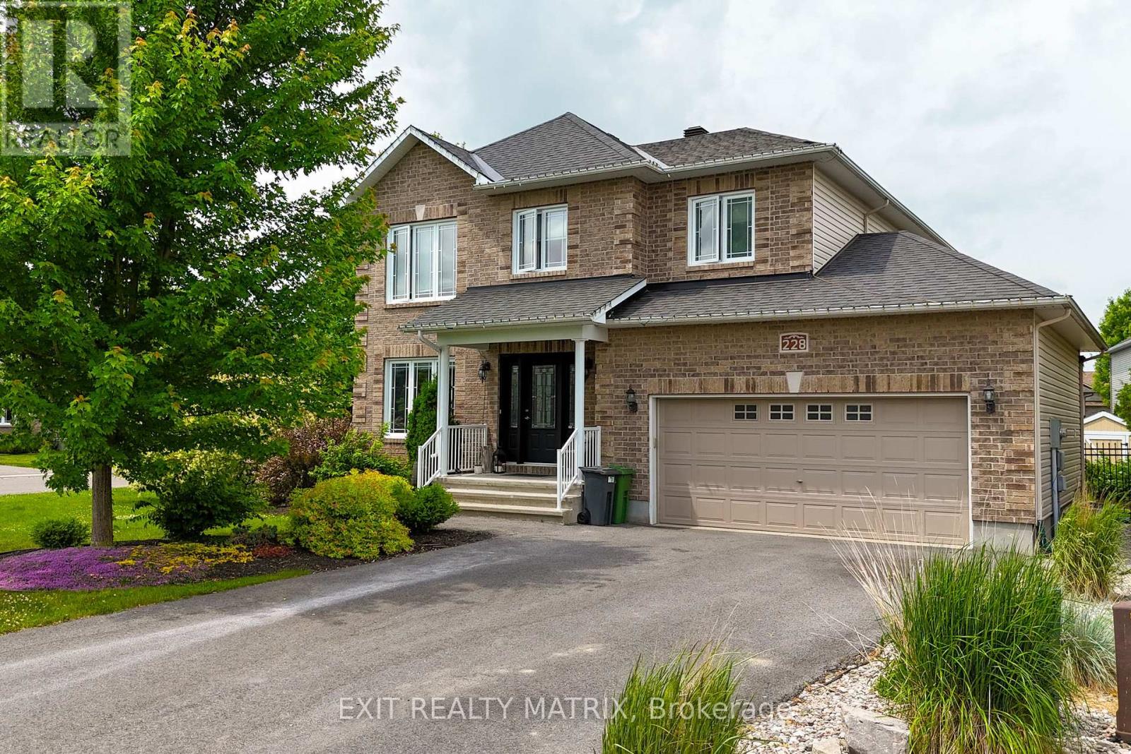 228 OLDE TOWNE AVENUE, Russell, Ontario
