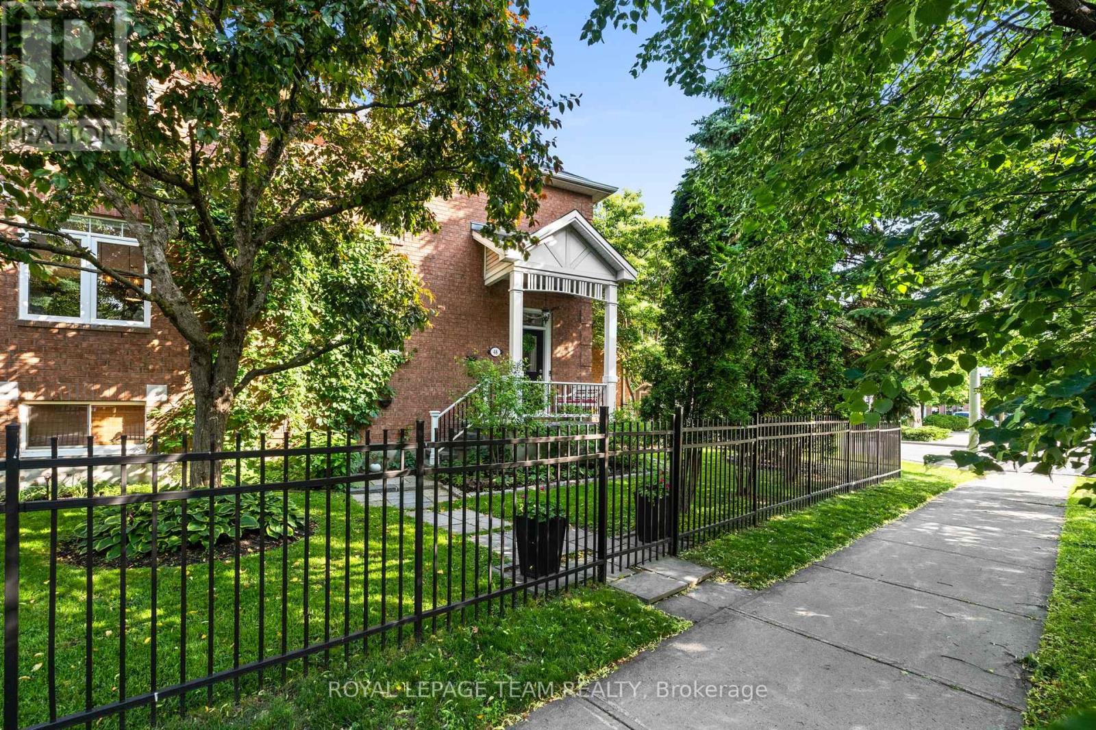 48 COLCHESTER SQUARE, Ottawa, Ontario