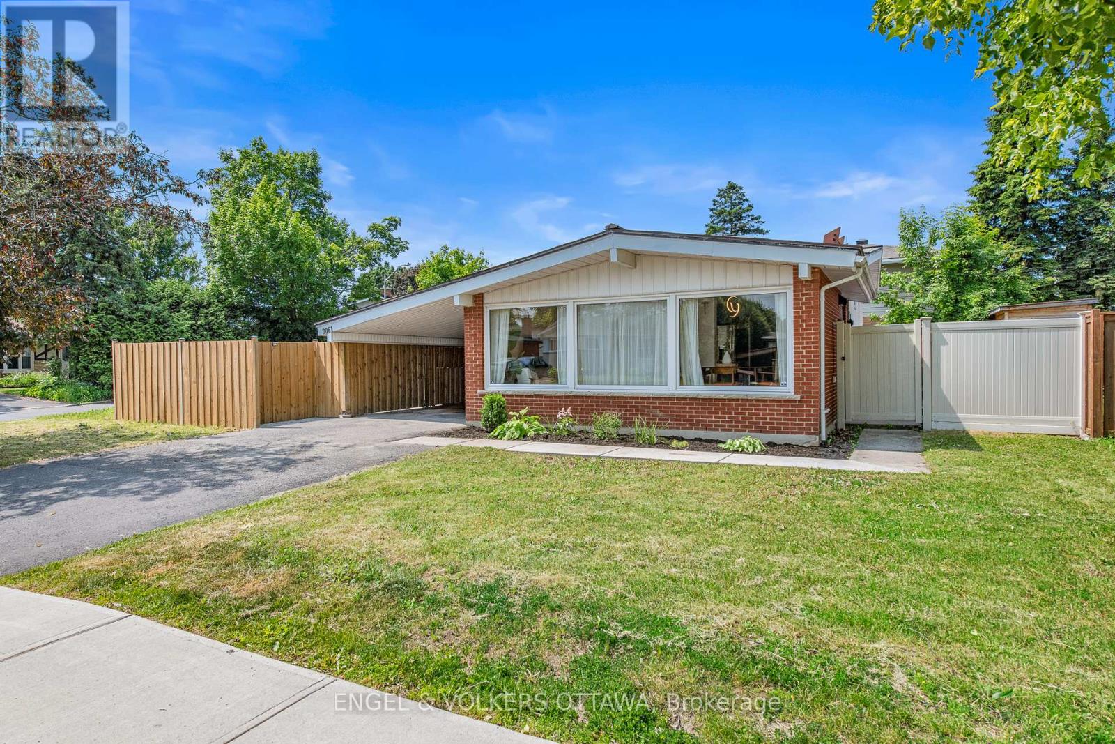 2061 FEATHERSTON DRIVE, Ottawa, Ontario