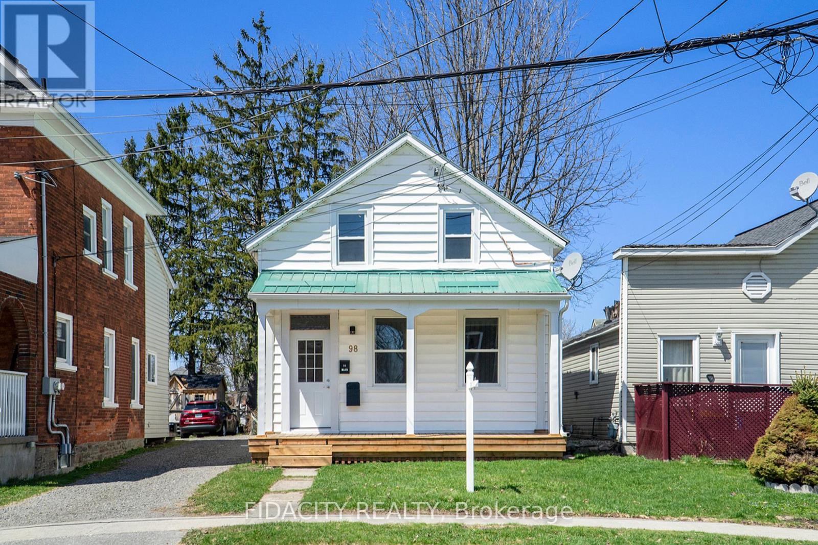 98 MAIN STREET E, Smiths Falls, Ontario